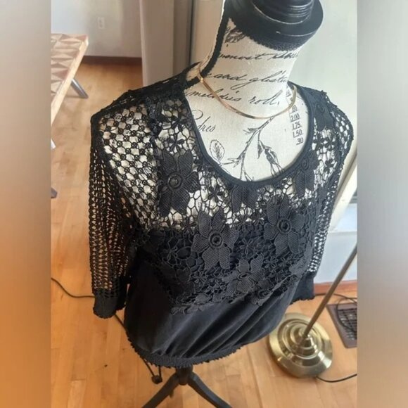 Sakura top size XS black with floral mesh around the shoulder and collar - Picture 8 of 9